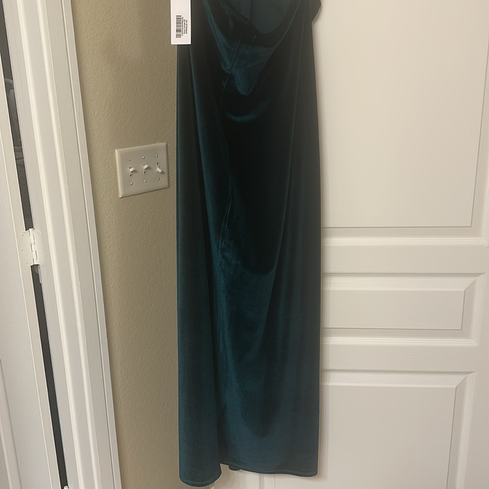 Reformation Nyla Velvet Dress Es in the color Emerald, size 2X. - Picture 6 of 6